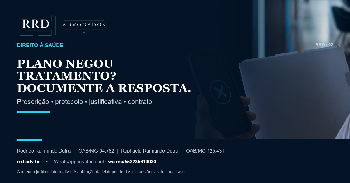 Pessoa segura celular com símbolo genérico de negativa e uma pasta médica sem dados legíveis.