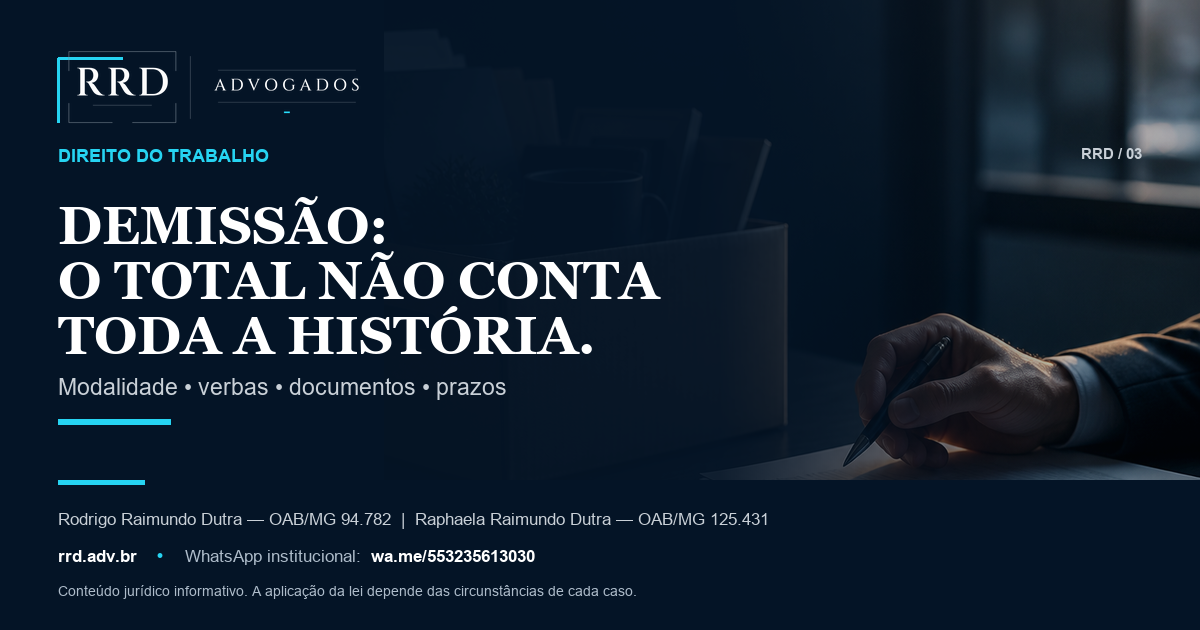 Mesa de escritório com documentos de rescisão, calculadora, caneta e caixa de objetos pessoais.