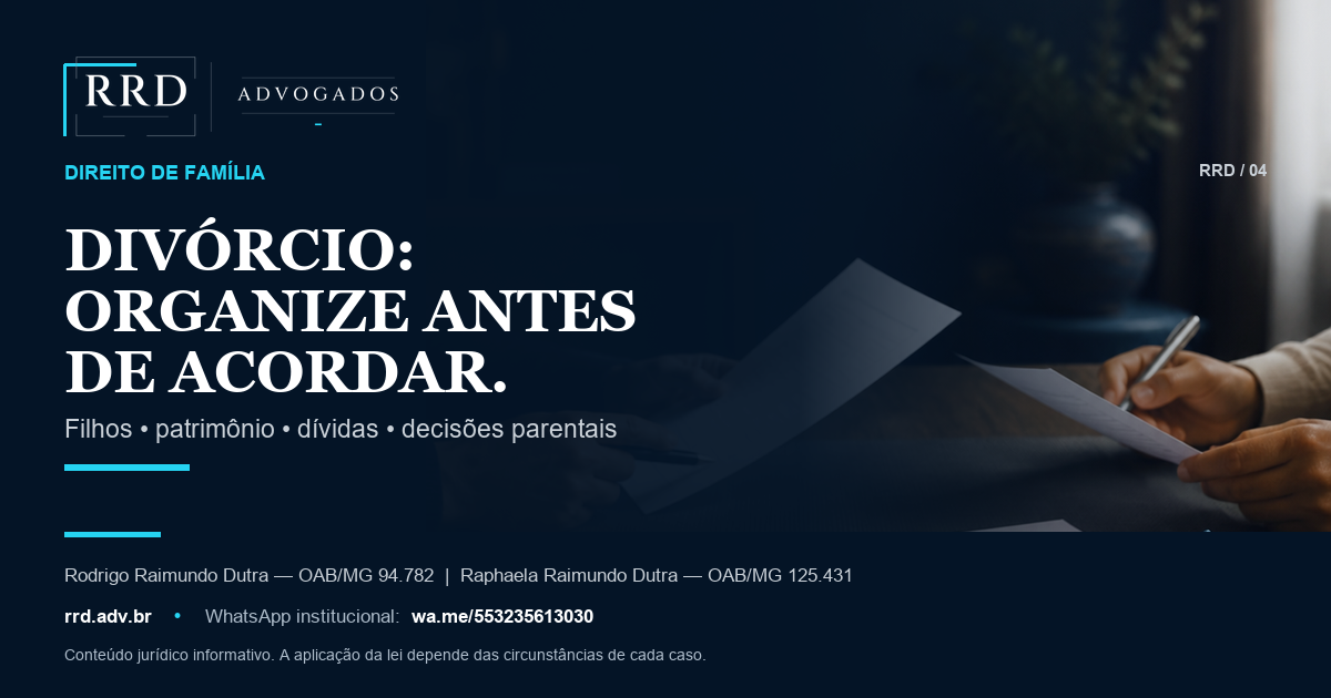Adultos organizam documentos ao lado de desenho infantil e blocos de madeira, sem rostos visíveis.