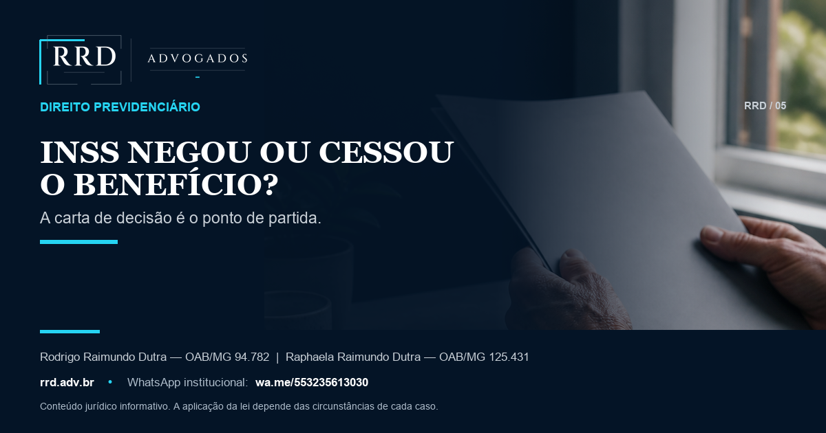 Pessoa idosa organiza pasta de documentos ao lado de celular com alerta genérico e óculos.