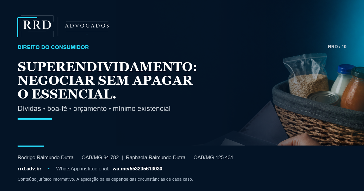 Pessoa organiza contas e orçamento doméstico ao lado de itens essenciais.