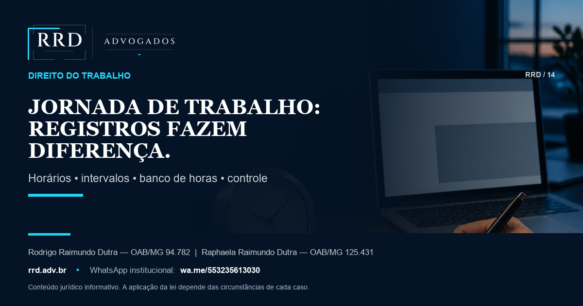 Mesa de trabalho ao entardecer com controle genérico de jornada e relógio.
