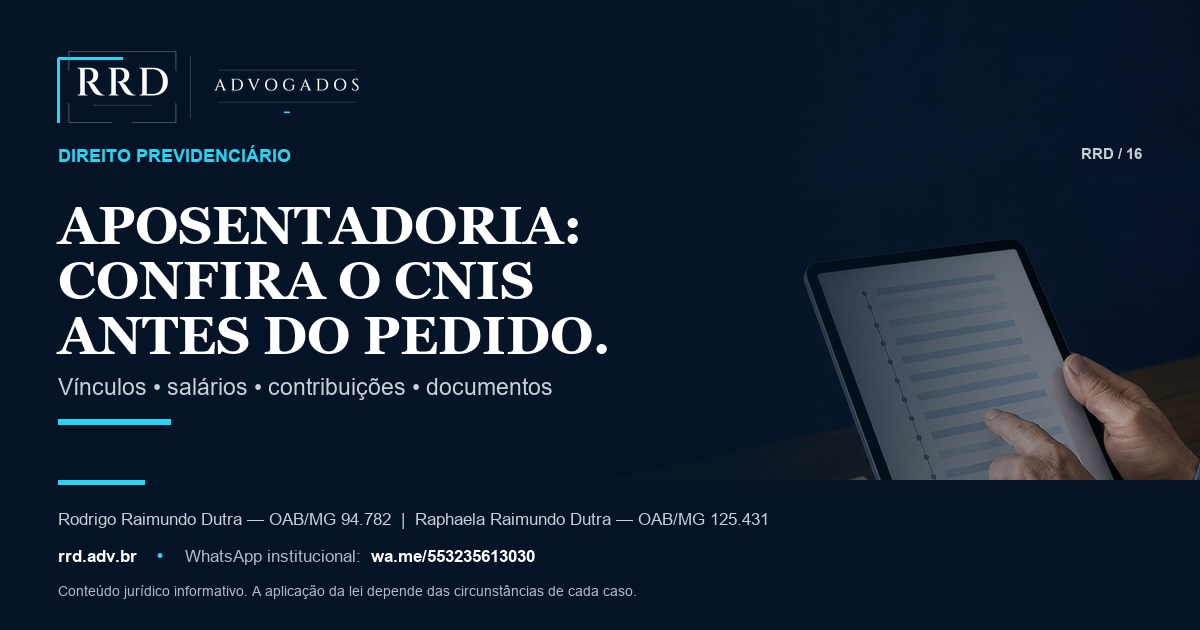 Pessoa idosa confere linha do tempo contributiva genérica e documentos profissionais.