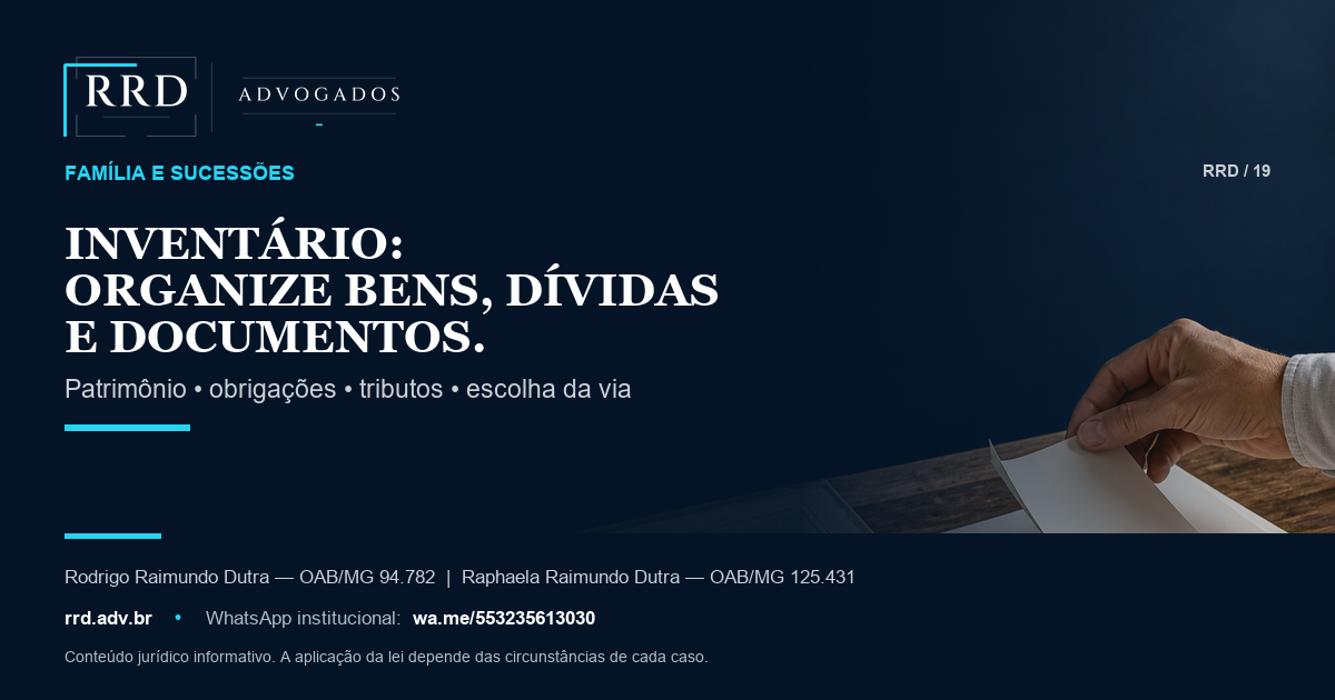 Documentos patrimoniais, chaves e álbum familiar sendo organizados para inventário.