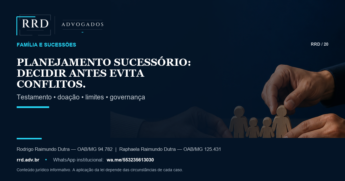 Adultos organizam símbolos de família, chaves e documentos de planejamento sucessório.