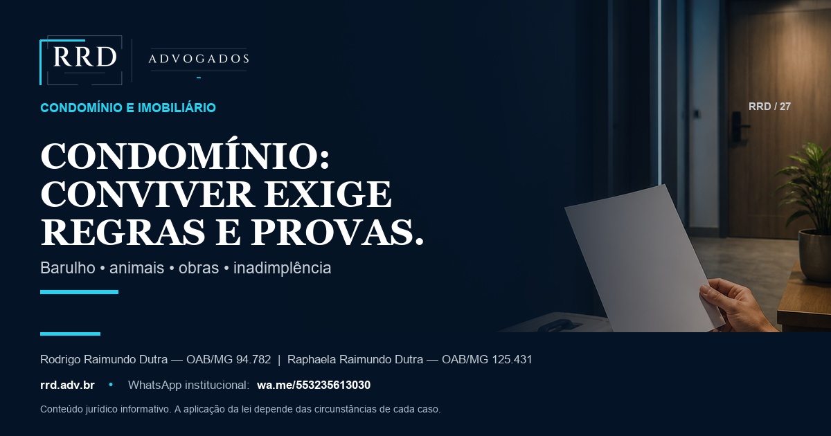 Corredor de condomínio com elementos de animais, obra e comunicado genérico.