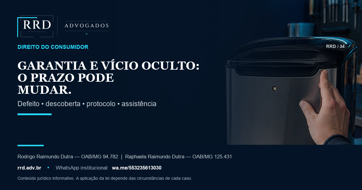 Consumidor examina eletrodoméstico com defeito e documentos de assistência.