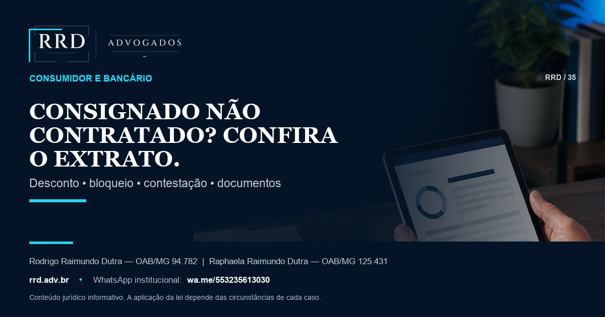 Pessoa idosa confere desconto inesperado em extrato digital genérico.