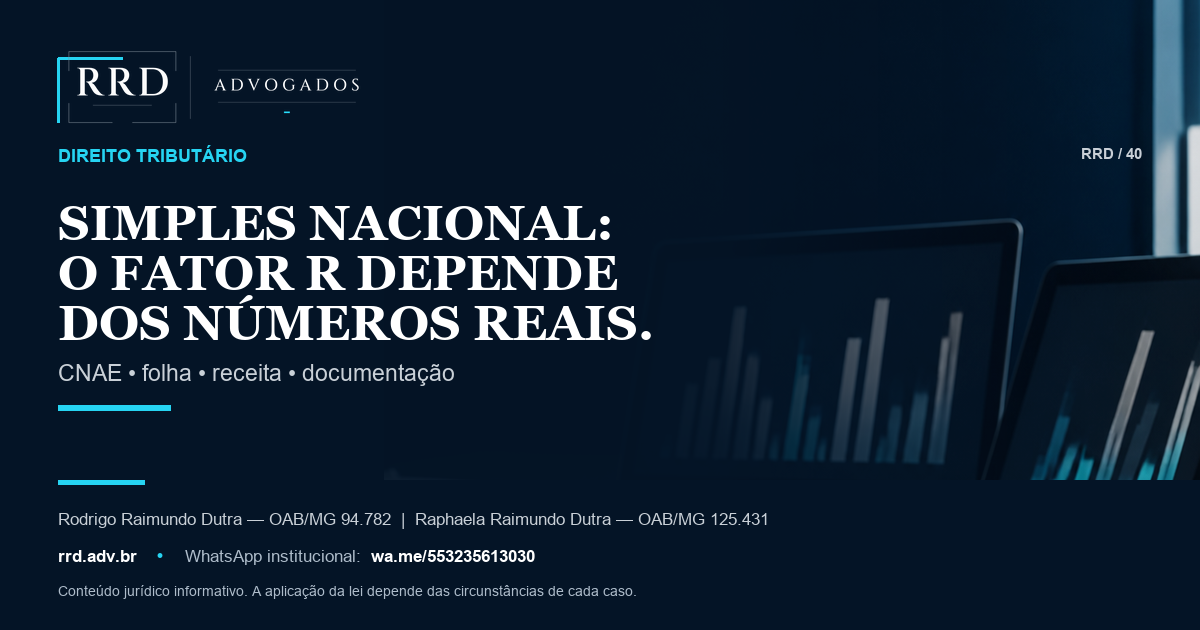 Profissional compara dados genéricos de folha e receita para análise tributária.