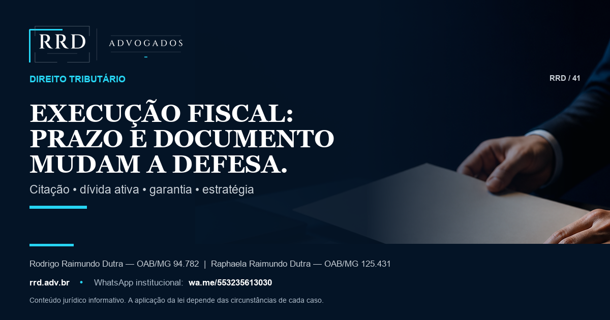 Pessoa analisa notificação e documentos genéricos de dívida ativa.