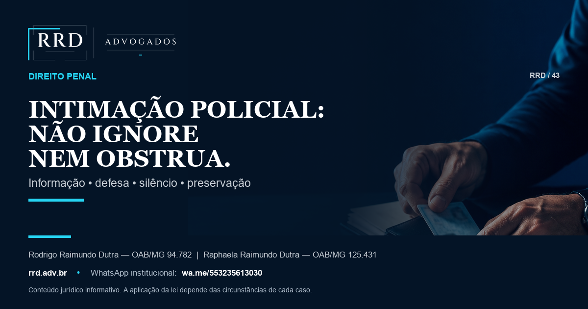Pessoa organiza documentos diante de intimação oficial genérica.
