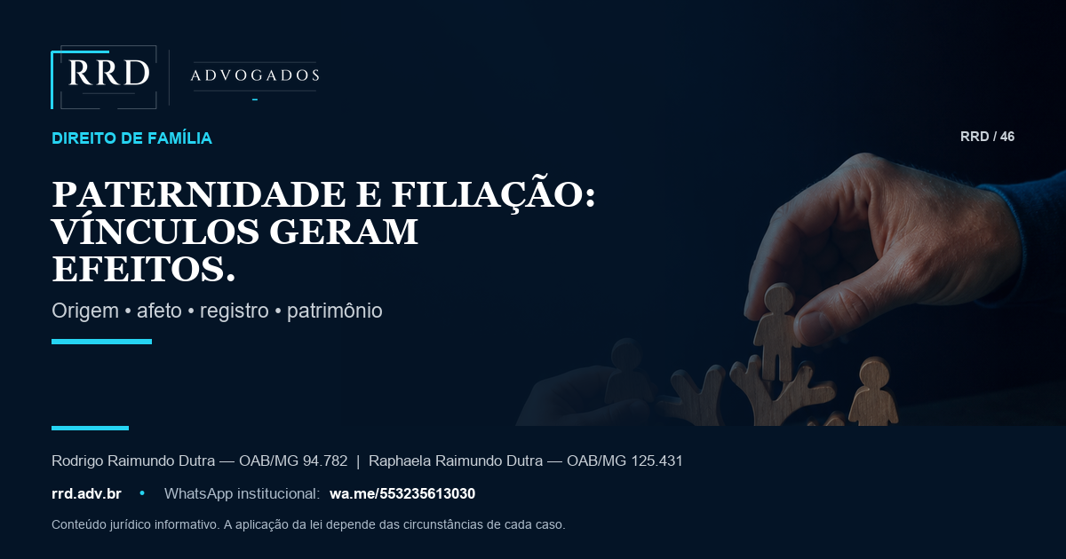 Mãos adulta e infantil montam árvore familiar de madeira ao lado de documentos.