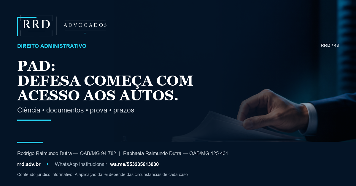 Servidor analisa autos administrativos organizados em mesa de trabalho.