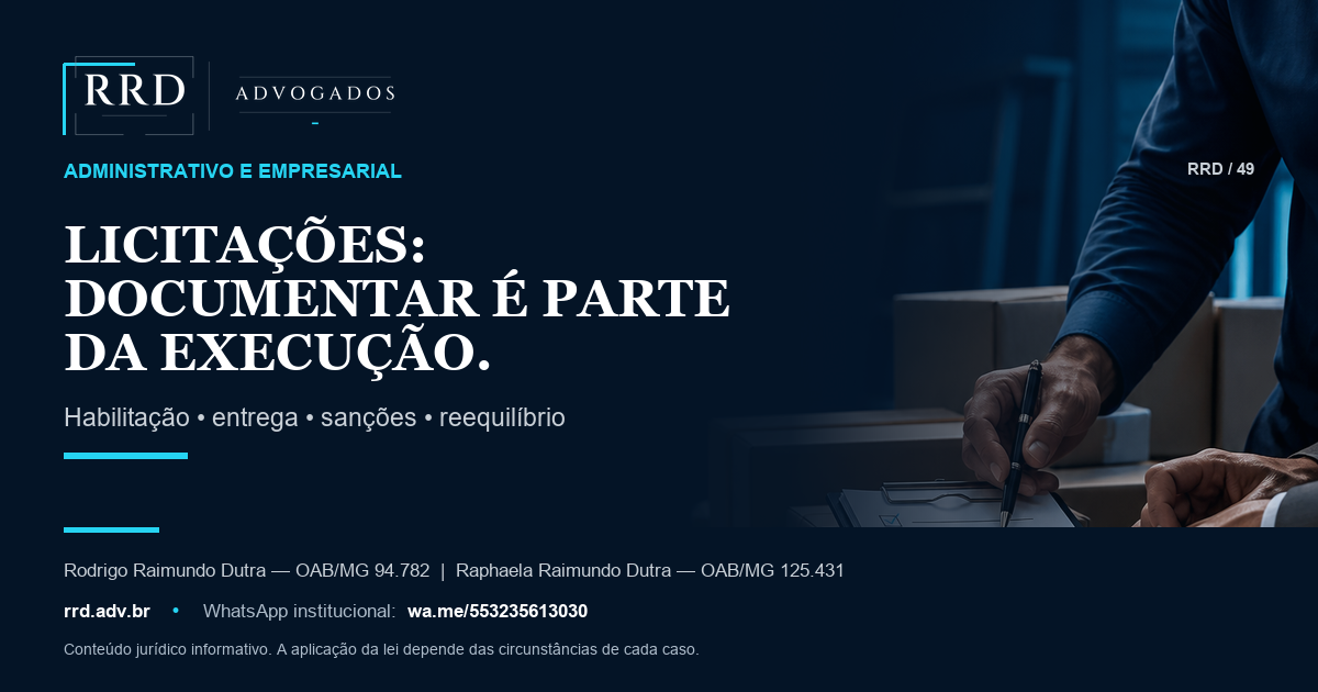 Equipe confere documentação e entregas de contrato público genérico.