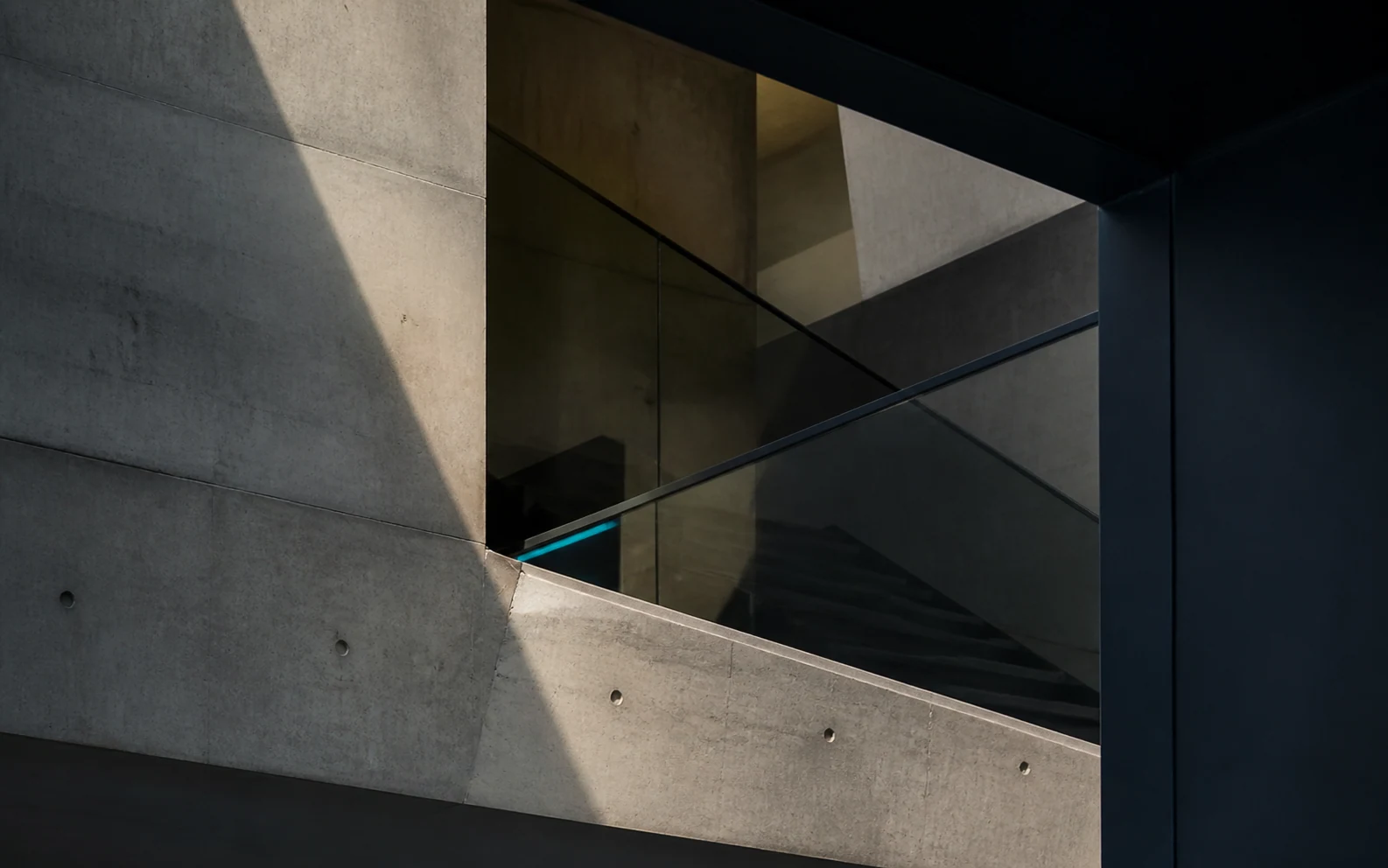 Imagem arquitetônica ilustrativa em concreto cinza, azul escuro e luz ciano